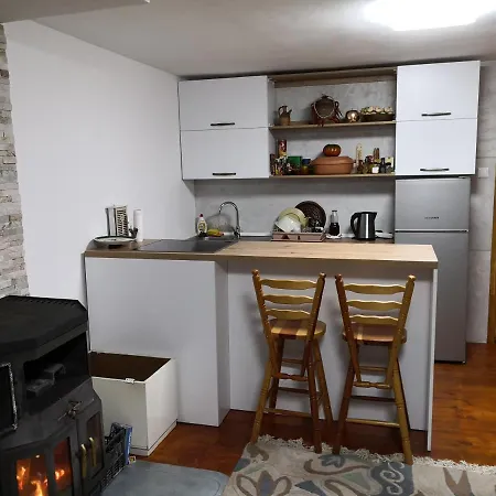 Vikendica Ajla بيت للعطل ترافنيك